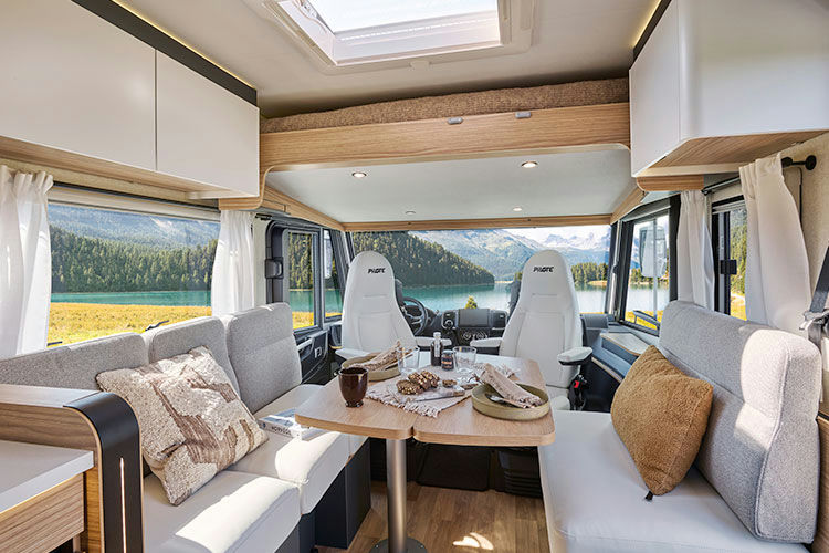 Pilote_Innen_Sitzgruppe Vollintegriertes Wohnmobil mit Queensbett